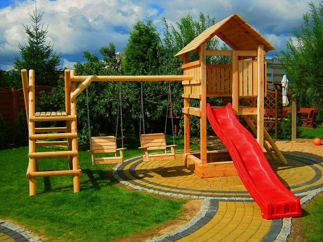 Drewniany plac zabaw spodoba się zarówno młodszym jak i starszym dzieciom 